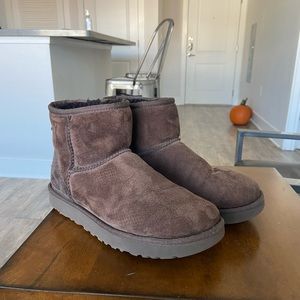 classic mini II boot uggs (size 9) — chocolate brown